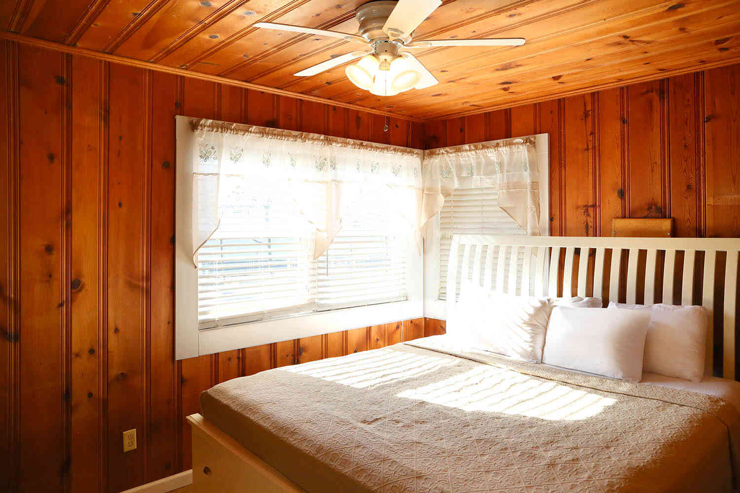 Bedroom with king size bed